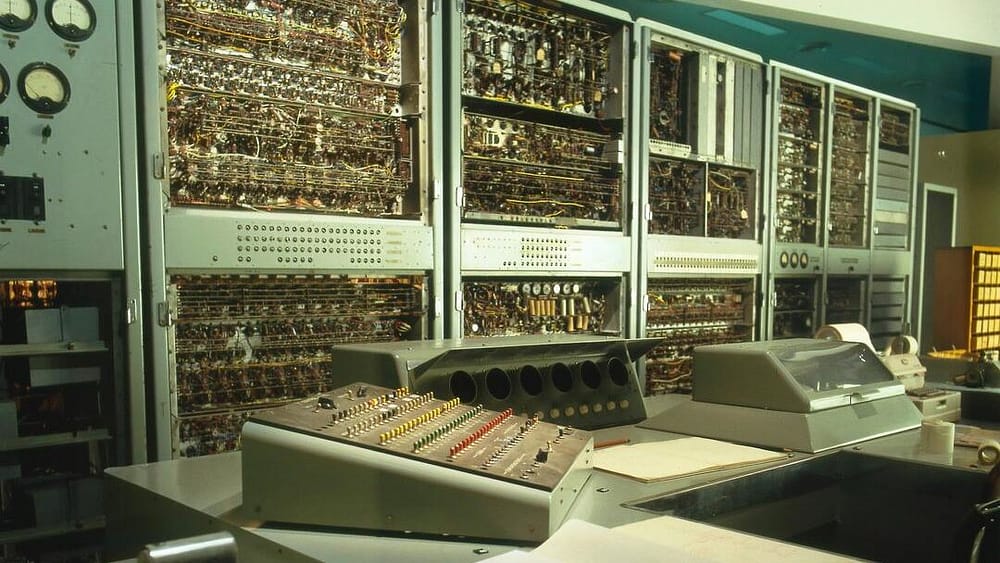 Computadora antigua en una sala de investigación