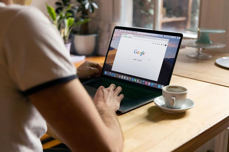 Persona buscando en Google gracias a su popular algoritmo